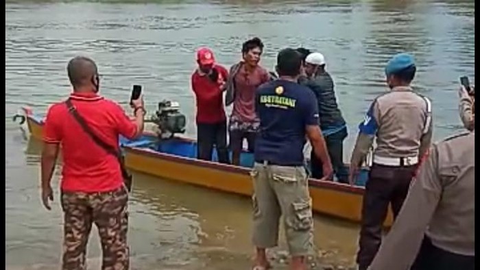Dua pelaku pencuri pukat diamankan dari amukan massa.