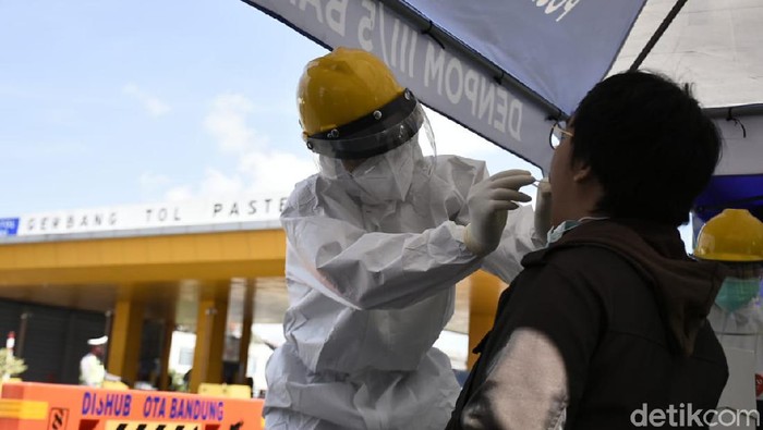 Petugas dan Warga di Bandung Jalani Tes Swab