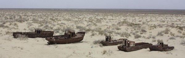Puluhan tahun silam Kota Moynaq berlokasi di pesisir Aral Sea alias Laut Aral. Meski namanya sea alias laut, Aral adalah sebuah danau luas dengan ukuran 68 ribu km persegi. Laut Aral pernah menjadi salah satu dari 4 danau terluas di dunia, memegang peranan penting bagi pasokan air tawar untuk wilayah-wilayah di Uzebekistan bagian utara dan Kazakhstan bagian selatan. Istimewa/Arian Zwegers Moynaq/wearewater.org. Puluhan tahun silam Kota Moynaq berlokasi di pesisir Aral Sea alias Laut Aral. Meski namanya sea alias laut, Aral adalah sebuah danau luas dengan ukuran 68 ribu km persegi. Laut Aral pernah menjadi salah satu dari 4 danau terluas di dunia, memegang peranan penting bagi pasokan air tawar untuk wilayah-wilayah di Uzebekistan bagian utara dan Kazakhstan bagian selatan. Istimewa/Arian Zwegers Moynaq/wearewater.org.