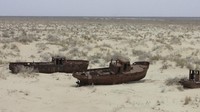 Puluhan tahun silam Kota Moynaq berlokasi di pesisir Aral Sea alias Laut Aral. Meski namanya sea alias laut, Aral adalah sebuah danau luas dengan ukuran 68 ribu km persegi. Laut Aral pernah menjadi salah satu dari 4 danau terluas di dunia, memegang peranan penting bagi pasokan air tawar untuk wilayah-wilayah di Uzebekistan bagian utara dan Kazakhstan bagian selatan. Istimewa/Arian Zwegers Moynaq/wearewater.org.
