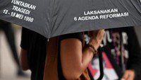 Para aktivis pun masih terus menuntut keadilan dengan melakukan aksi Kamisan di depan istana untuk meminta keadilan tragedi Mei 1998. Madeira/AFP via Getty Images.