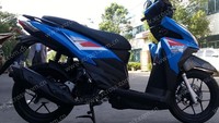 Sekilas perbedaan terletak pada bentuk spion, dan juga suspensi depan, Vario 125 Esp berkelir hitam. Pun di antara keduanya punya dimensi berbeda. Foto: Chongqin XCross