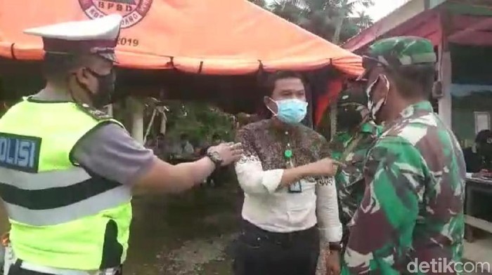 Viral dokter menolak menunjukkan KTP cekcok dengan petugas PSBB Pos Batas Padang-Pessel (Screenshot video viral)