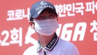 Turnamen digelar dengan protokol kesehatan dimana para pegolf harus memakai masker.