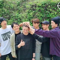 Dalam foto yang beredar, Suho EXO telah mencukur rambutnya menjadi cepak seperti tentara sebelum mulai dilatih untuk membela negara. Para personel EXO pun mengunjunginya dan berfoto bersama. Selain Suho, personel EXO lain seperti Xiumin dan DO juga sedang wamil.Foto: Dok. SM Entertainment