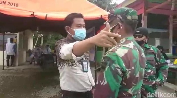 Viral dokter menolak menunjukkan KTP cekcok dengan petugas PSBB Pos Batas Padang-Pessel (Screenshot video viral)