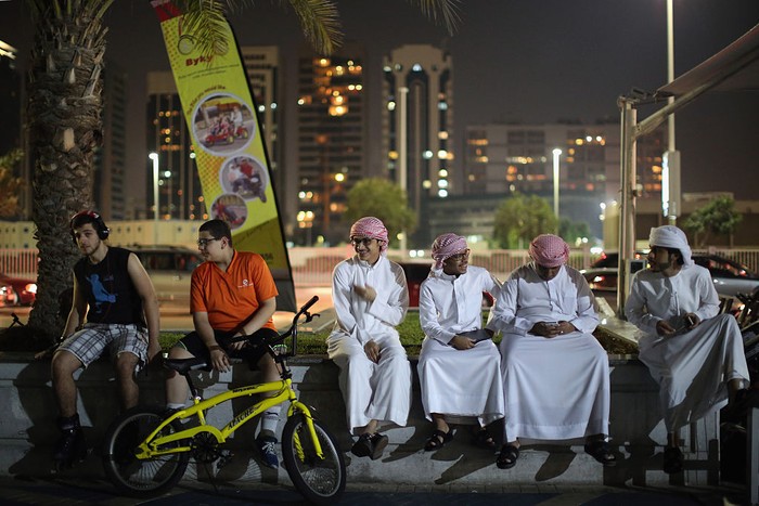 Dubai merupakan kawasan yang memiliki peradaban modern. Gemerlap kota Dubai di kala malam pun membuat kota ini jadi salah satu kota tak pernah tidur di dunia.