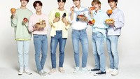 Beranggotakan 6 orang pria tampan dan berbakat, ASTRO pernah didapuk menjadi bintang iklan minuman bervitamin. Lihat nih tampannya mereka saat memegang beragam buah segar. Foto: ASTRO SNS