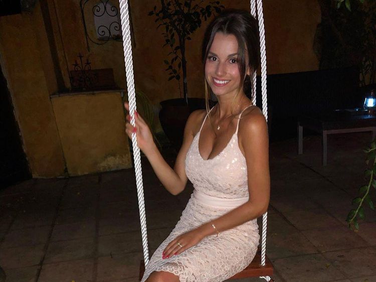 Foto WAGs Bundesliga yang Pekan Ini Nonton Bola di Rumah Saja