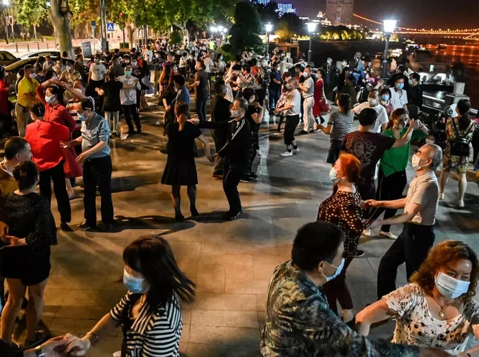 Ratusan orang menari di tepi Sungai Yangtze Wuhan pasca dilonggarkannya lockdown.