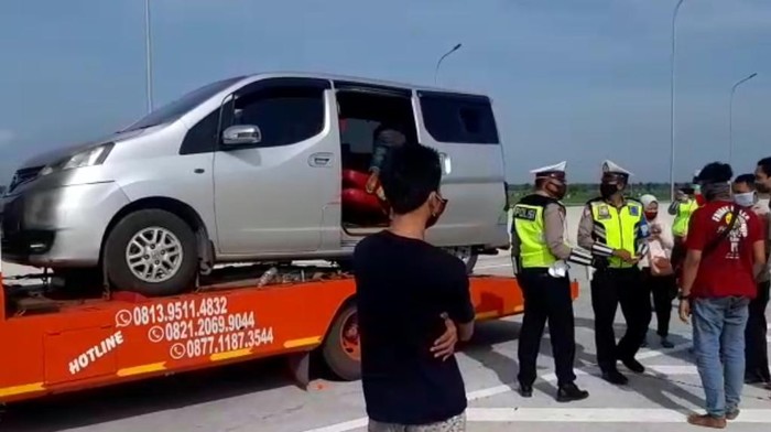truk derek angkut mobil isi pemudik
