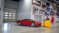 Mobil Ferrari F8 Tributo menggendong mesin V8 turbo yang diklaim paling kuat di kelasnya. Melihat bagian luar kita akan melihat desain mobil yang mirip dengan 488 GTB namun dengan lampu depan yang lebih tajam. Foto: dok. Ferrari