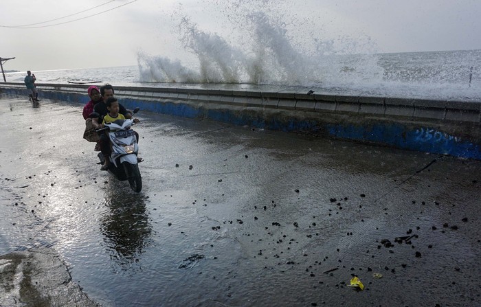 WASPADA OMBAK PANTAI UTARA PEKALONGAN Warga beraktivitas di sekitar terpaan gelombang laut pesisir Pantai Utara Pekalongan, Jawa Tengah, Rabu (13/5/2020). Gelombang laut setinggi sekitar 1-2,5 meter tersebut terjadi karena angin kencang dari laut menuju darat, warga dihimbau untuk tetap waspada. ANTARA FOTO/Harviyan Perdana Putra/foc.
