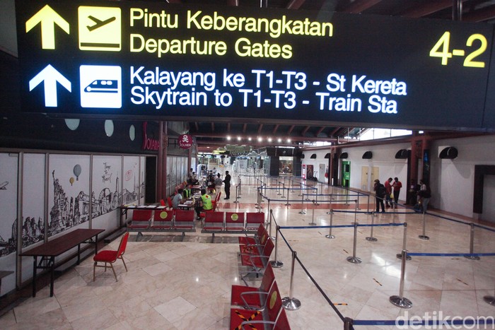 Penampakan Terkini Kondisi Bandara Soekarno-Hatta Bandara Soekarno-Hatta ramai diperbincangkan usai kepadatan penumpang terlihat di bandara itu pagi tadi. Seperti apa kondisi bandara itu kini?