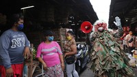 Polisi tersebut mengingatkan warga untuk memakai masker selama di ruang publik sebagai upaya mencegah penyebaran virus Corona.