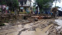 Sedikitnya 11 unit rumah terendam material longsor dan tiga unit mobil hanyut terbawa air bah. Banjir bandang yang melanda empat Kampung di Kecamatan Kebayakan, Aceh Tengah, Aceh itu disebebkan tingginya curah hujan yang terjadi selama sepekan terakhir.