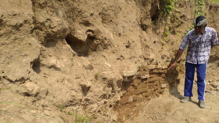 Penambang Pasir Temukan Talud Selatan Situs Kumitir