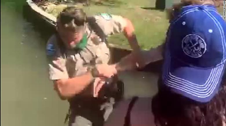 Ranger didorong ke danau Ranger didorong ke danau