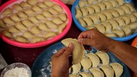 Industri makanan rumahan seperti jajanan jalangkote juga terimbas akibat Corona. Jalangkote yang terbuat dari terigu berisi mie, wortel dan kentang serta telur tersebut merupakan salah satu menu buka puasa yang banyak diminati masyarakat saat Ramadhan dengan harga Rp2 ribu per buah. ANTARA FOTO/Arnas Padda