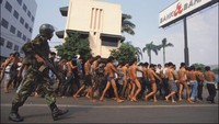 Pelemahan rupiah diperparah ketika kondisi keamanan dan politik Indonesia bergejolak. (Getty Images)