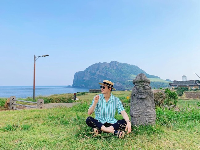 Suho sendiri memang mengaku jika ia memikirkan dan mempertimbangkan banyak hal sebelum mengambil sebuah foto. Tak heran jika fotonya selalu bagus bahkan para fans bilang jika Suho membawa backdrop sendiri.Foto: Instagram @kimjuncotton