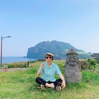 Suho sendiri memang mengaku jika ia memikirkan dan mempertimbangkan banyak hal sebelum mengambil sebuah foto. Tak heran jika fotonya selalu bagus bahkan para fans bilang jika Suho membawa backdrop sendiri.Foto: Instagram @kimjuncotton