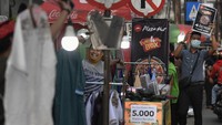 Ketiadaan pengunjung membuat restoran kehilangan pemasukan hingga berdampak pada pemberhentian banyak pegawai sampai penutupan gerai. ANTARAFOTO/Puspa Perwitasari
