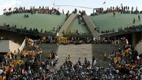 Momen demo yang membuat Soeharto mundur dari jabatanya. (Getty Images)