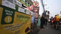 Karyawan salah satu gerai makanan pizza menawarkan produk kepada warga yang melintas di Pondok Betung, Tangerang Selatan, Banten, Rabu (13/5/2020). ANTARAFOTO/Puspa Perwitasari