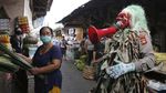 Pakai Topeng Celuluk, Polisi Ingatkan Warga untuk Bermasker