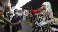 Aksinya itu tentu menyita perhatian warga.