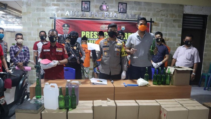 Konferensi pers penggerebekan truk pengangkut 10.141 miras ilegal.