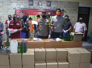 Polisi di Makassar Gagalkan Pengiriman 845 Kardus Berisi Miras Ilegal