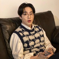 Suho EXO mulai menjalani tugas wajib militernya. Para EXO-L (sebutan fans EXO) pun ikut mengantarkan kepergian sementaranya dari dunia hiburan dengan membagikan foto-foto Suho yang boyfriendable.Foto: Instagram @kimjuncotton