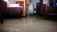 Sebagian pemukiman warga di daerah sejak empat hari terendam banjir rob dengan ketinggian mencapai 50 centimeter. ANTARA FOTO/Oky Lukmansyah