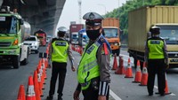 Masyarakat juga masih menyepelekan aturan pemerintah seperti larangan mudik. Menurut pengamat transportasi dari Institut Studi Transportasi Darmaningtyas, jasa mengantar pemudik bahkan nekat menerobos blokade jalan. Ed Wray/Getty Images.