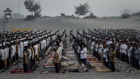 Fatwa MUI Nomor 28 Tahun 2020 tentang Panduan Kaifiat Takbir dan Salat Idul Fitri saat Pandemi COVID-19 diambil lewat sidang secara daring, diikuti 41 anggota dan pimpinan Komisi Fatwa MUI. Rapat dipimpin oleh Ketua Komisi Fatwa MUI H Hasanuddin AF dan Sekretaris Asrorun. 