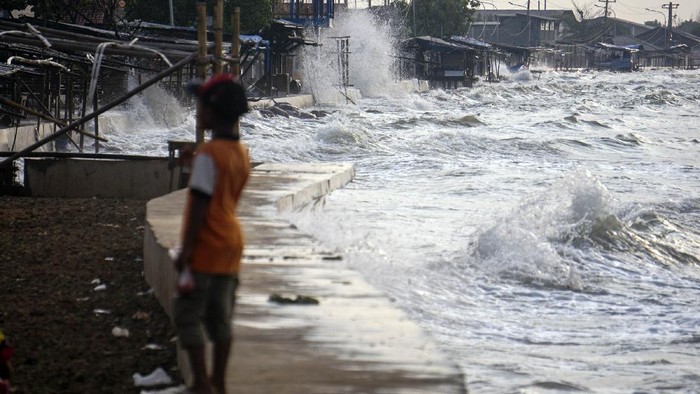 Warga beraktivitas di sekitar terpaan gelombang laut pesisir Pantai Utara Pekalongan, Jawa Tengah, Rabu (13/5/2020). Gelombang laut setinggi sekitar 1-2,5 meter tersebut terjadi karena angin kencang dari laut menuju darat, warga dihimbau untuk tetap waspada. ANTARA FOTO/Harviyan Perdana Putra/foc.