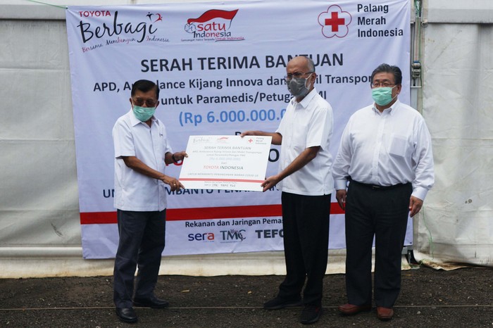 Toyota Indonesia Serahkan Bantuan Penanganan COVID-19 ke PMI Pusat Toyota memberikan bantuan kepada PMI. Mereka menyerahkan bantuan 1000 alat pelindung diri (APD) dan penyediaan mobil transportasi.