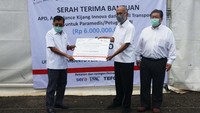 Ketua Umum Palang Merah Indonesia (PMI) Jusuf Kalla menerima secara simbolis donasi penanganan COVID-19  dari Toyota Indonesia yang diserahkan Presiden Direktur PT Toyota Motor Manufacturing Indonesia (TMMIN) Warih Andang Tjahjono, disaksikan Presiden Direktur PT Toyota-Astra Motor (TAM) Susumu Matsuda di Jakarta, Kamis (14/05/2020). Istimewa/Dok PMI.