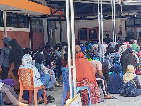 Warga berkerumun antre pencairan bansos tunai di Kantor Pos Pekanbaru