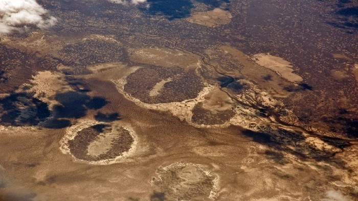 Pernah dengar nama Laut Aral? Berlokasi di Asia Tengah, airnya kering dan terus menghilang. Kini tinggal padang pasir yang banyak bangkai kapal.