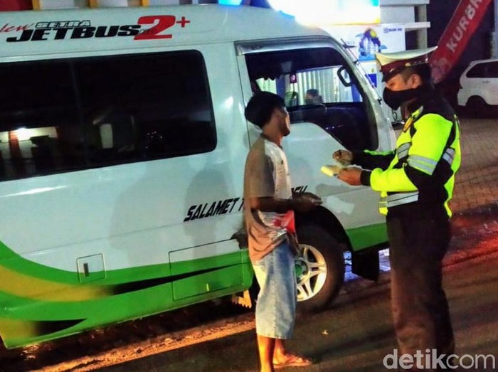 Polisi mengamankan mobil yang membawa pemudik ke Madura. Mobil itu diamankan di check point Maesan, Bondowoso.