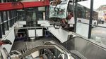 Waduh! Ada Bus Nyangkut di Eskalator