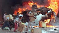 Pada Mei 1998, rupiah jatuh tak berdaya saat dolar AS mencapai level Rp 16.650. Perekonomian pun kacau balau. Ekonomi Indonesia tidak tumbuh bahkan -13,1%, harga-harga pangan melambung tinggi, inflasi pun meroket hingga 82,4%. Depresiasi rupiah mencapai 197%. (Getty Images)