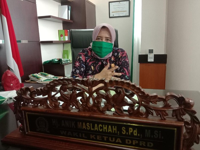 Wakil Ketua DPRD Jatim, Anik Maslachah