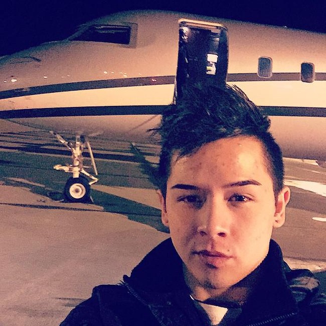 Pria yang tinggal di Cambridgeshire, Inggris itu terbiasa dengan barang-barang mewah. Ia bahkan kerap liburan dengan jet pribadi.  Foto: Instagram @kemuajay