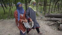 Para wanita turut membantu dengan memasok batu untuk para pria.