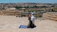 Biasanya para ulama memberikan ceramah yang mendorong umat Islam untuk memperkuat iman dan ibadah mereka di 10 hari terkahir Ramadhan. Karena tak sedikit dari mereka merasa kelelahan menjelang akhir bulan Ramadan, tetapi inilah saat yang paling penting mendapatkan puncak kemuliaan malam Lailatul Qadar di bulan suci Ramadan. AFP via Getty Images/AHMAD GHARABLI