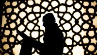 Ini adalah malam dimana Allah menurunkan wahyu Alquran. Ibadah yang dilakukan dalam satu malam ini setara dengan 84 tahun. Malam Lailatul Qadar juga sangat ditunggu umat muslim sedunia karena merupakan malam dengan kebaikan melebihi 1.000 bulan. Anadolu Agency via Getty Images/Anadolu Agency